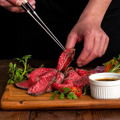 熊野牛ローストビーフを盛り付けている様子